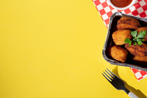 Foto gratuita arreglo de croquetas fritas con espacio de copia