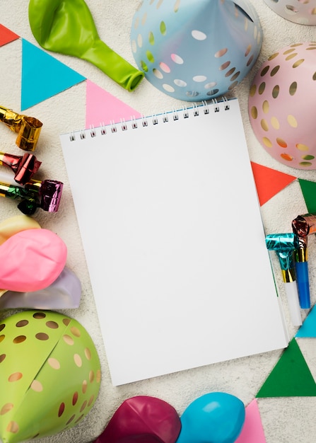 Foto gratuita arreglo con cuaderno y sombreros de fiesta