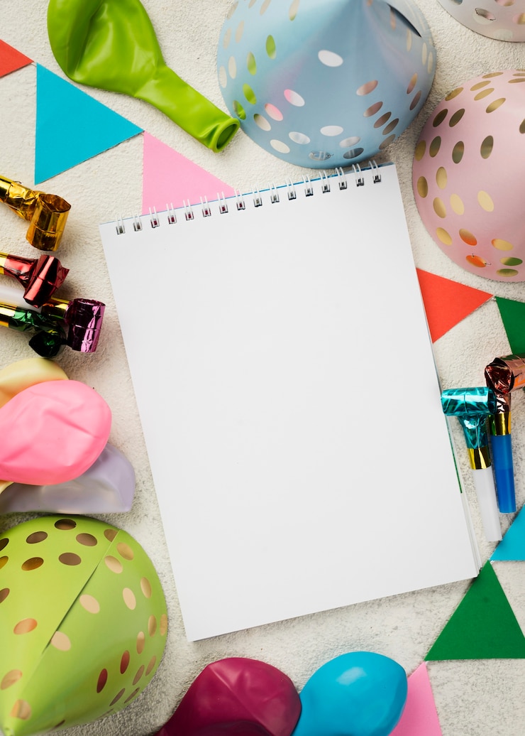 Foto gratuito arreglo con cuaderno y sombreros de fiesta