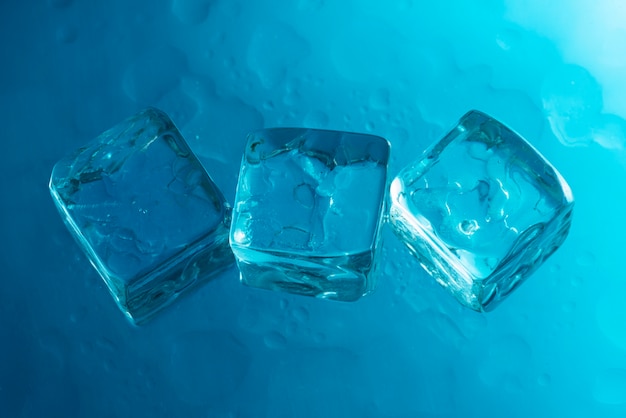 Foto gratuita arreglo de cubitos de hielo bodegón