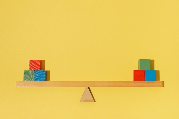 Foto gratuita arreglo con cubos de colores de madera