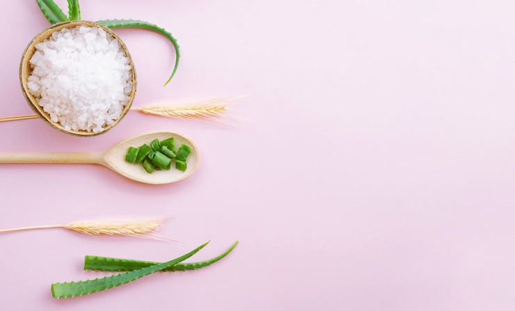 Foto gratuito arreglo de cucharas y hojas de aloe vera copia espacio