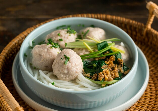 Arreglo de cuenco bakso delicioso de ángulo alto