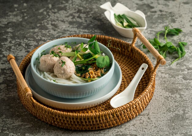 Arreglo de cuenco bakso delicioso de ángulo alto