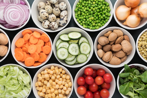 Arreglo de cuencos llenos de verduras y frutas.