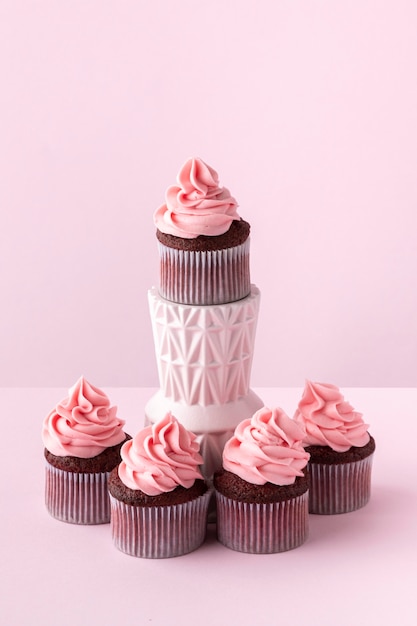 Arreglo de cupcakes con crema rosa