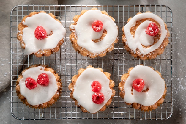 Foto gratuita arreglo de cupcakes de frambuesa vista superior