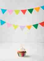 Foto gratuita arreglo con decoraciones de fiesta y muffins