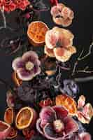Foto gratuita arreglo decorativo con frutas secas y flores