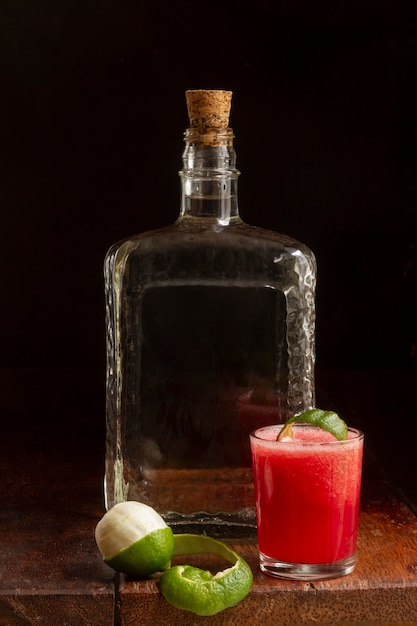 Foto gratuita arreglo de deliciosa bebida alcohólica de mezcal