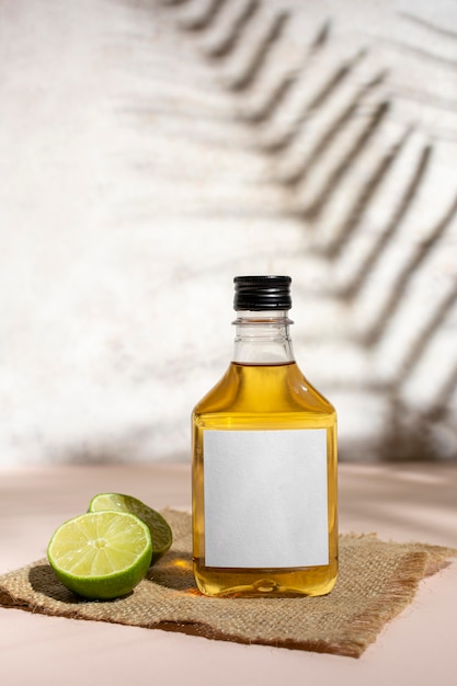 Foto gratuita arreglo de deliciosa bebida de mezcal