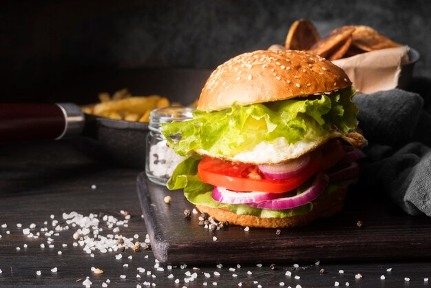 Arreglo de deliciosa hamburguesa con espacio de copia