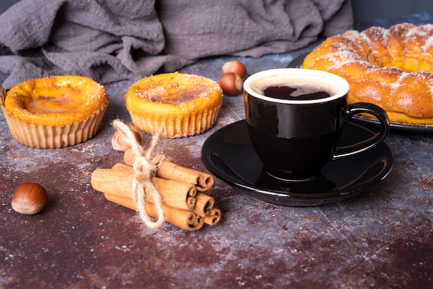 Foto gratuita arreglo con deliciosa tarta y taza de café