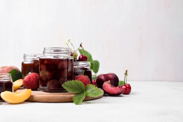 Foto gratuita arreglo de deliciosas frutas guisadas