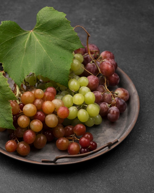 Arreglo de deliciosas frutas de otoño.