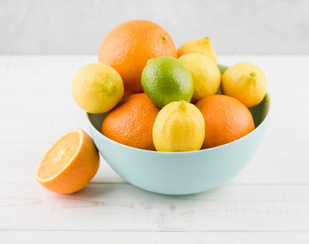 Arreglo de deliciosas frutas en un tazón