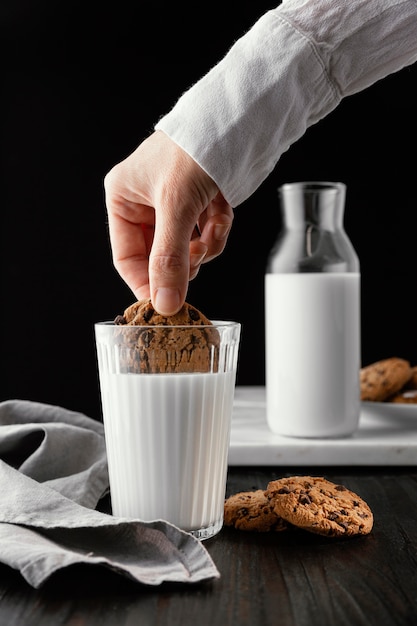 Foto gratuita arreglo de deliciosas galletas con leche.
