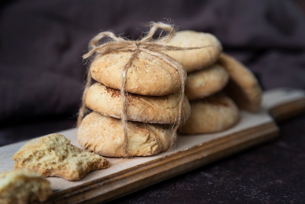 Foto gratuita arreglo con deliciosas galletas en tablero de madera