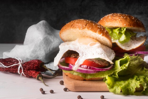 Arreglo de deliciosas hamburguesas con espacio de copia