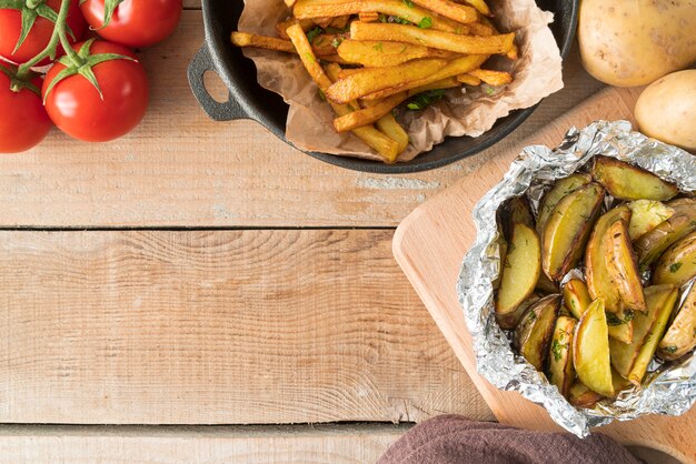 Arreglo de deliciosas papas fritas con espacio de copia