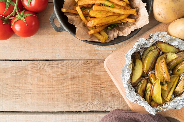 Arreglo de deliciosas papas fritas con espacio de copia