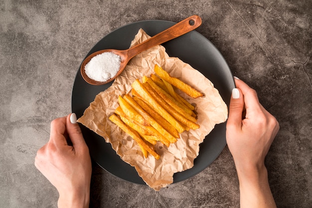 Arreglo de deliciosas papas fritas en plato