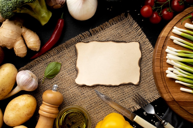 Arreglo de deliciosas verduras frescas y tarjeta quemada vacía