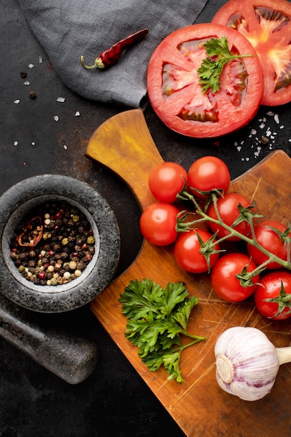 Arreglo de deliciosas verduras frescas.