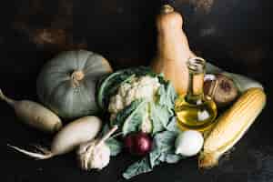 Foto gratuita arreglo de deliciosas verduras de otoño con aceite de oliva.