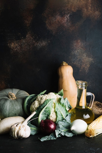 Arreglo de deliciosas verduras de otoño.