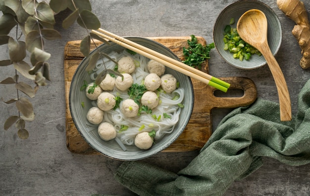 Foto gratuita arreglo de delicioso cuenco de bakso