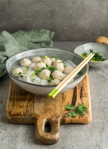 Arreglo de delicioso cuenco de bakso