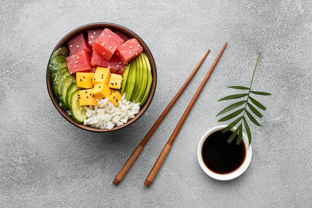 Foto gratuita arreglo de delicioso poke bowl