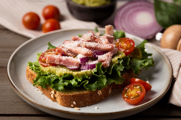 Foto gratuita arreglo de delicioso sándwich en placa