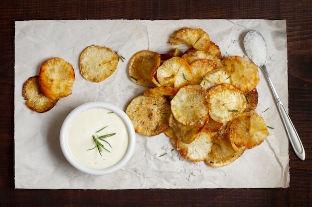 Foto gratuita arreglo de deliciosos chips de yuca