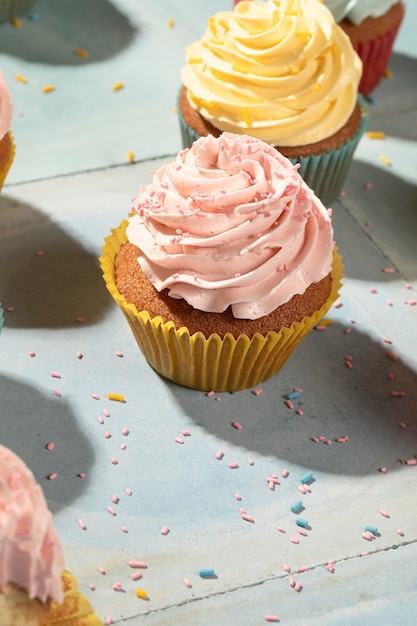 Foto gratuita arreglo de deliciosos cupcakes con glaseado