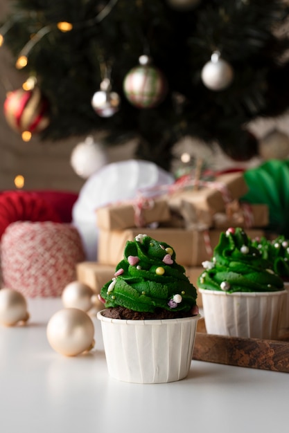 Foto gratuita arreglo de deliciosos cupcakes navideños