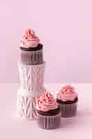 Foto gratuita arreglo con deliciosos cupcakes