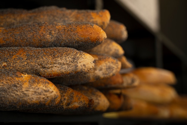 Foto gratuita arreglo de deliciosos productos en panadería.