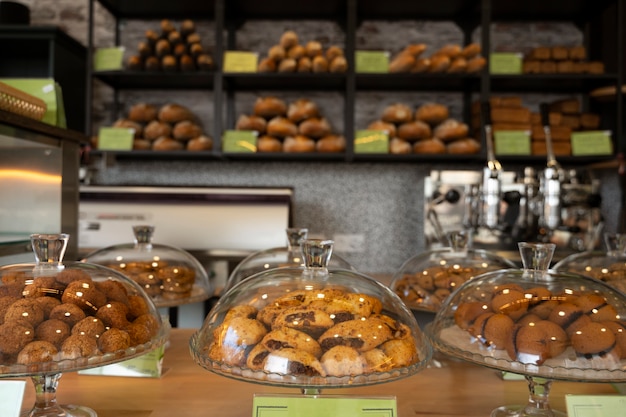 Foto gratuita arreglo de deliciosos productos en panadería.