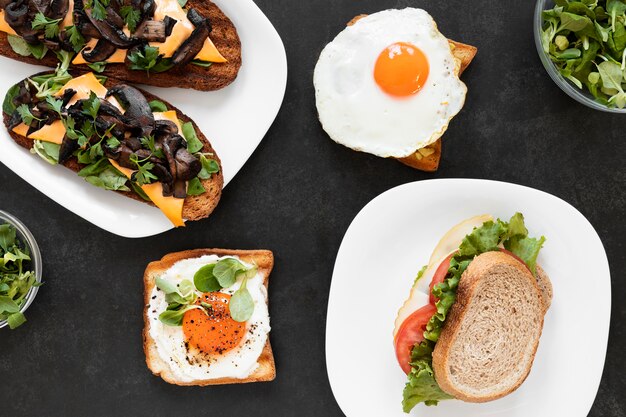 Arreglo de deliciosos sandwiches sobre fondo negro