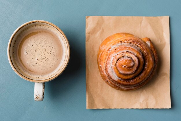 Arreglo de desayuno con café y pastelería.