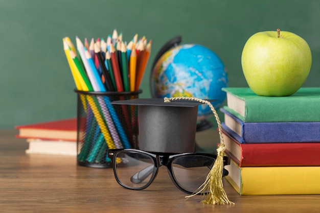 Arreglo del día de la educación en una mesa