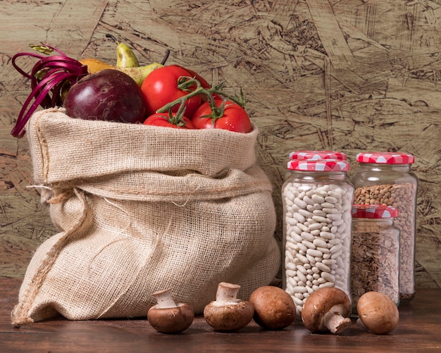 Arreglo del día mundial de la alimentación con verduras.