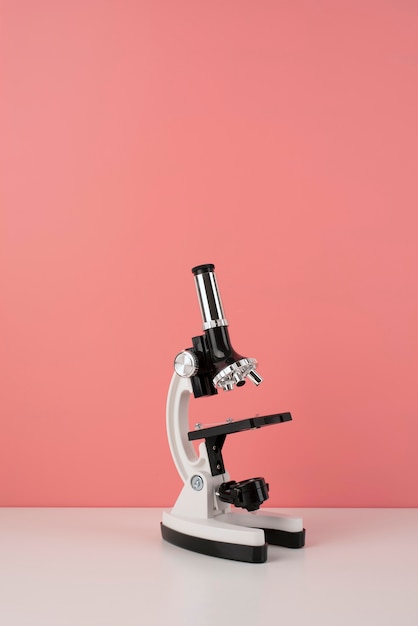 Arreglo del día mundial de la ciencia con microscopio y espacio de copia