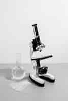 Foto gratuita arreglo del día mundial de la ciencia con microscopio.