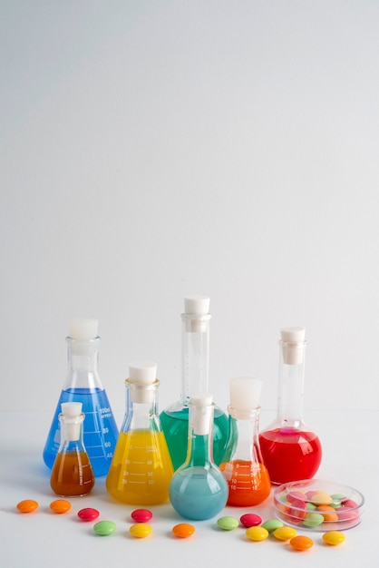 Arreglo del día mundial de la ciencia con tubos de química.