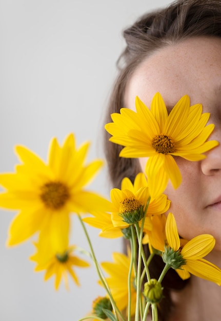 Foto gratuita arreglo del día de la paz de naturaleza muerta con flor