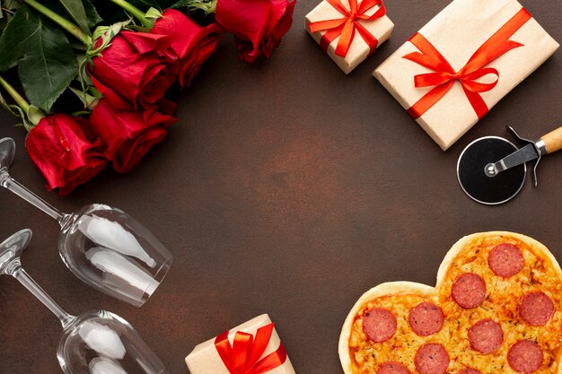 Arreglo para el día de san valentín con pizza en forma de corazón
