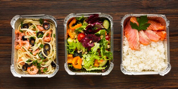 Arreglo con diferentes alimentos en una mesa de madera.